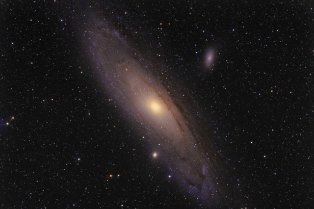 M31, The Andromeda Galaxy. 77x60 sec @ ISO 6400, IDAS-LPS, TV-85 at F/5.6, Modified Canan T3.